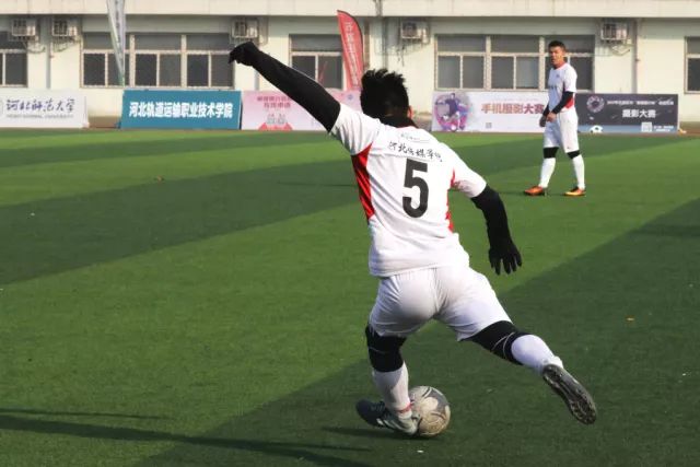 维尼修斯的戏剧性转折：进球被判无效并染红离场
